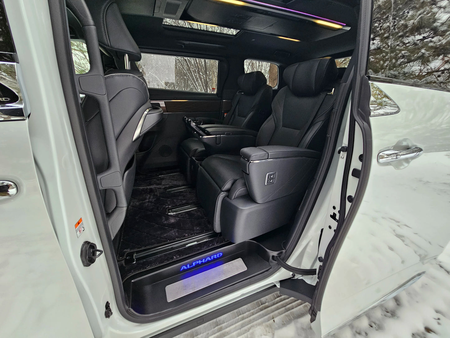 日本關西大阪自駕租車 – 白色 Toyota Alphard 第四代（2025年款）