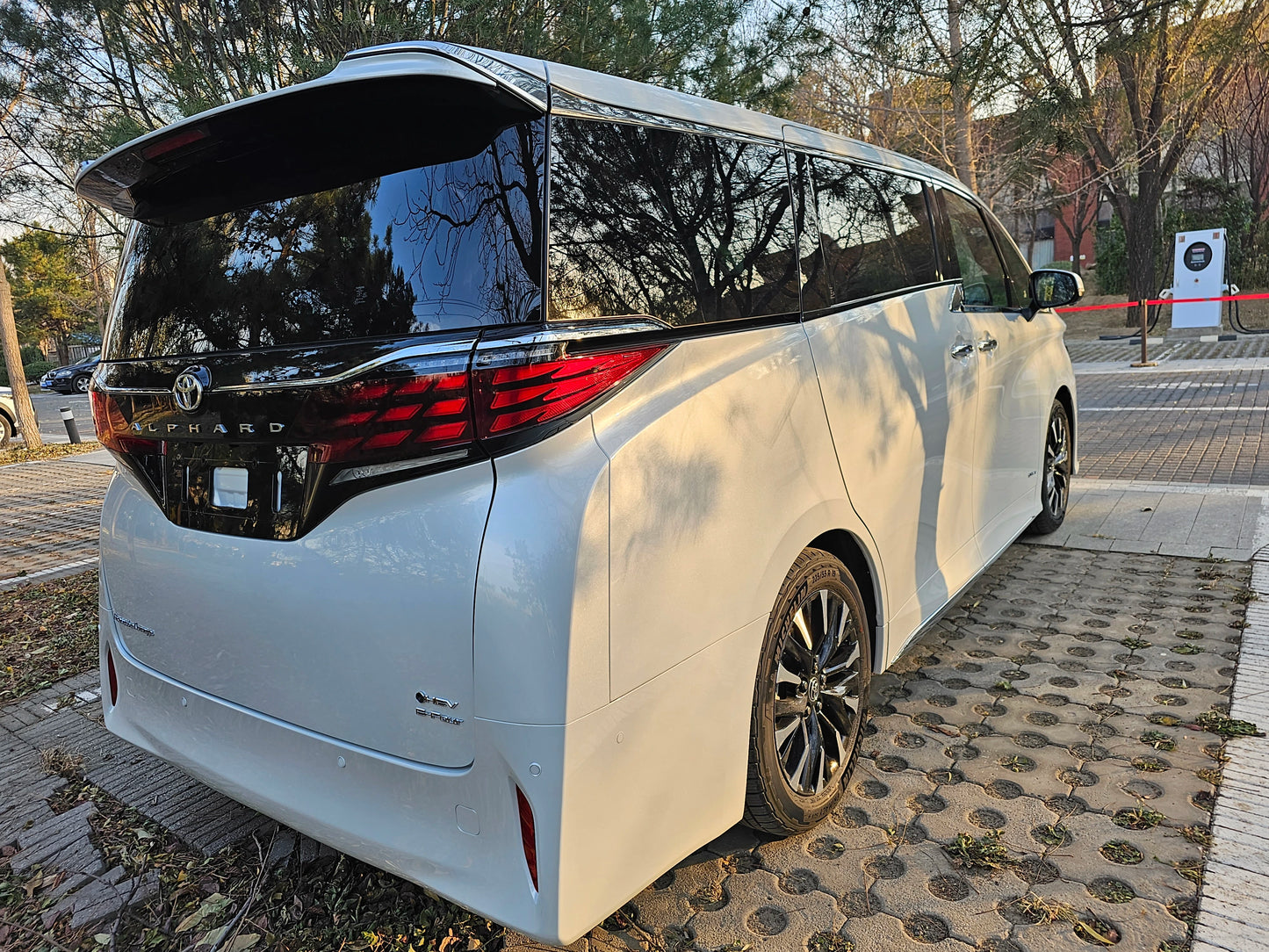 日本關西大阪自駕租車 – 白色 Toyota Alphard 第四代（2025年款）