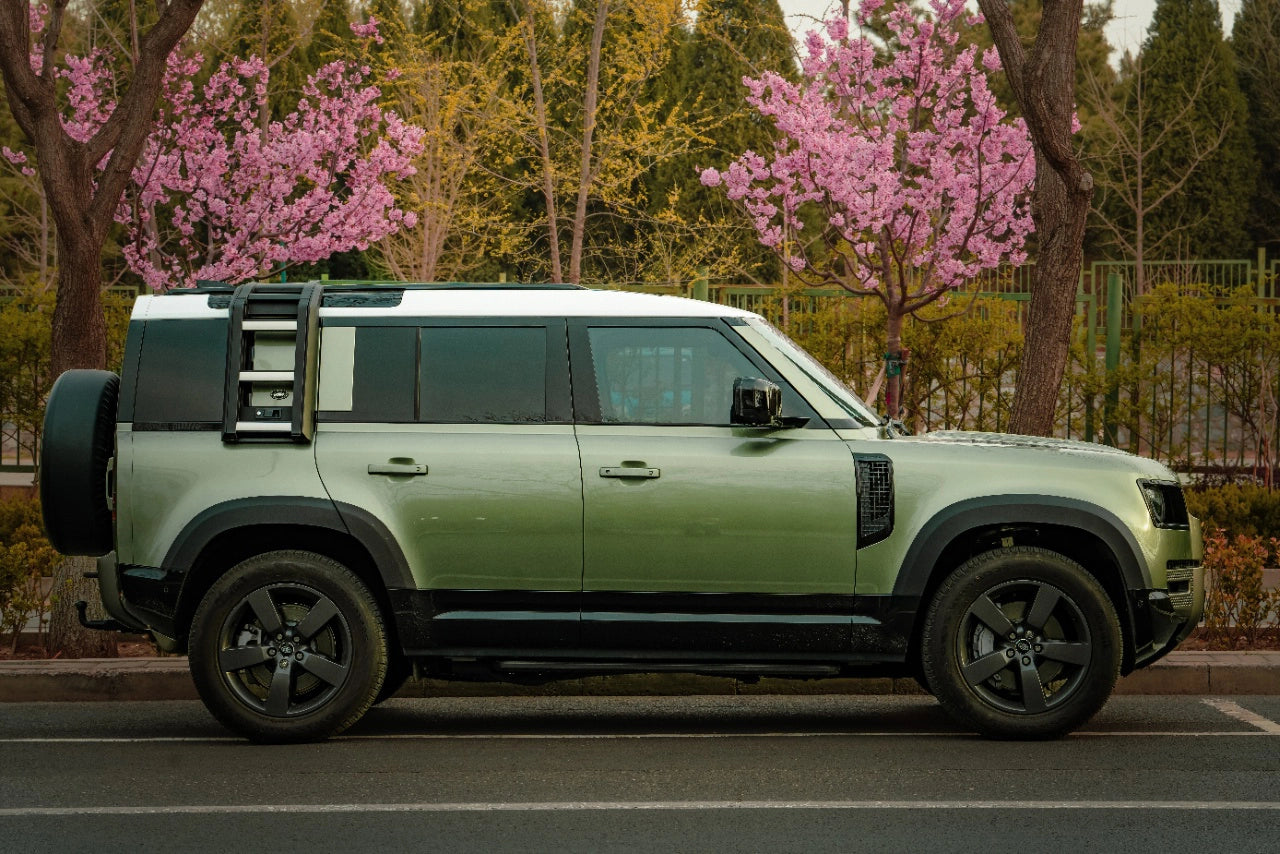 日本關西大阪自駕租車 – 綠色 Land Rover Defender（2025年款）
